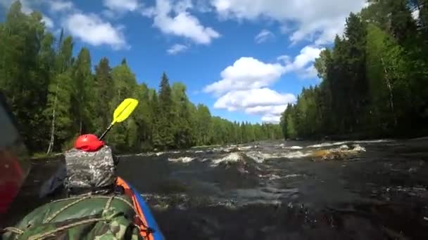 Kayak rafting fluviale. Superare le rapide d'acqua in barca. pagaia accoppiata canottaggio. Sport estremi. Sport acquatici. Riprese Telecamera Azione . — Video Stock