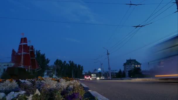 タイムラプス。都市。夜の街。緋色の帆と船の形の花壇を夜の街の高速道路上のトラフィックの撮影. — ストック動画