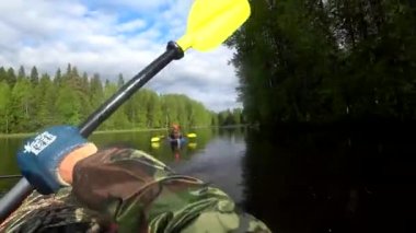 Nehir kanosu rafting. Su rapids tekne ile üstesinden. Eşleştirilmiş kürek kürek. Ekstrem Sporlar. Su sporları. Eylem Kamera çekim.