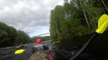 Nehir kanosu rafting. Su rapids tekne ile üstesinden. Eşleştirilmiş kürek kürek. Ekstrem Sporlar. Su sporları. Eylem Kamera çekim.