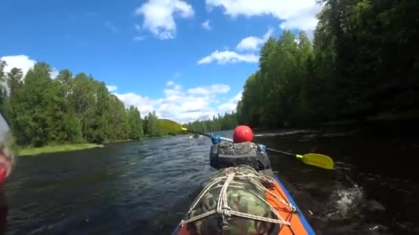 Річковий рафтинг на байдарках. Подолання водних порогів на човні. Веслування парною веслою. Екстремальні види спорту. Водні види спорту. Зйомки Екшн камера . — стокове відео