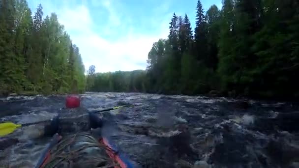 Raftingu, jízdě na kajaku. Překonání peřejí vody lodí. Veslování párový pádlo. Extrémní sporty. Vodní sporty. Střílečky Akční kamery VIRB. — Stock video