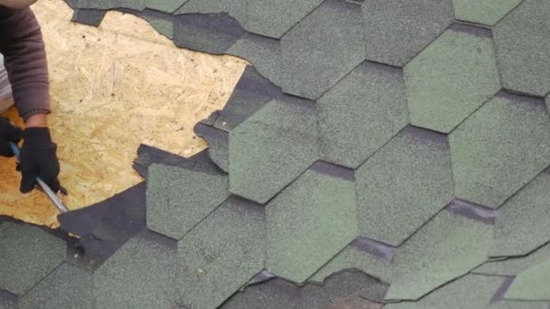 Repair of the roof of a residential building. Dismantling soft tile. — Stock Footage Repair of the roof of a residential building. Dismantling soft tile. Royalty Free Stock Footage