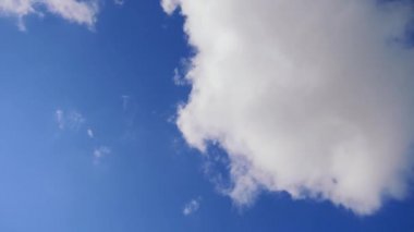 Timelapse. Beyaz bulutlar mavi gökyüzünde yüzen.