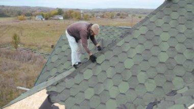 Konut bir binanın çatı tamiri. Yumuşak döşeme sökülmesi.