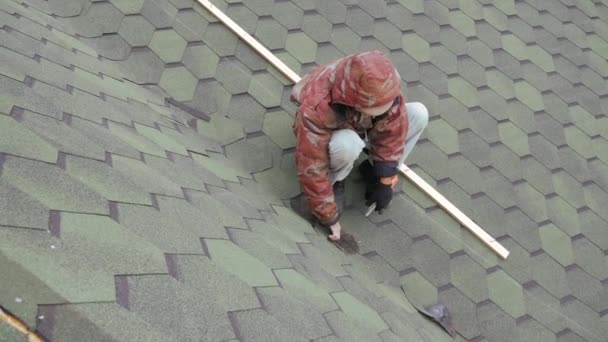 Réparation du toit d'un immeuble résidentiel. Démontage tuile souple . — Video