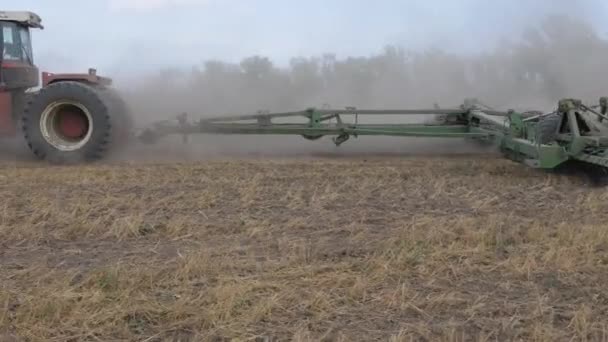 トラクターで土壌の耕作。土をゆるめ。酸素富化。雑草との戦い. — ストック動画