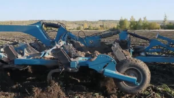 Teelt van de bodem met een tractor. Losraken van de bodem. Verrijking van zuurstof. Bestrijding van onkruid. — Stockvideo