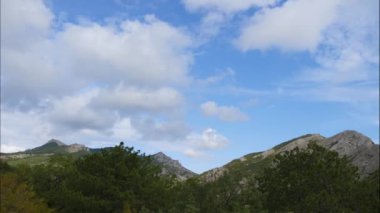 Mavi gökyüzü ile beyaz bulutlar dağlar. Cirrus bulutlar mavi gökyüzünde çalıştırmak.