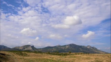 Mavi gökyüzü ile beyaz bulutlar dağlar. Cirrus bulutlar mavi gökyüzünde çalıştırmak.
