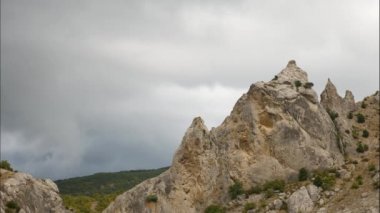 Arka planda gri bulutlar dağlar. Kara bulutlar dağlar başında örtmek. dağ sıralarının iyi türleri. Dağların güzel manzara. en iyi video dik kayalıklarla. İçin yer açık