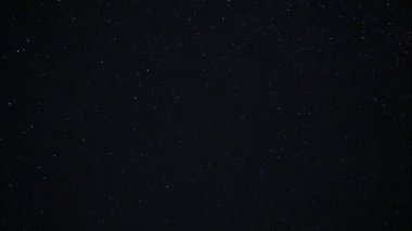 Yıldızlı gece gökyüzü. Karanlık gece gökyüzünde parlayan yıldız. Starfall açık yıldızlı gökyüzü üzerinde. Büyüleyici gözlük. Bulutsu ile gece gökyüzü. Zaman atlamalı