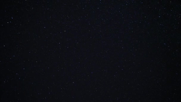 Cielo nocturno estrellado. Estrellas centelleantes en el oscuro cielo nocturno. Starfall en un cielo estrellado claro. Fascinante espectáculo. Cielo nocturno con nebulosa. Caducidad — Vídeo de stock