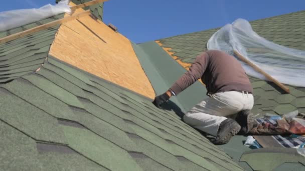 Mjuka tak bältros. Reparation av taket på ett bostadshus. installation av mjuka plattor. partiell nytillsättning av skadade taket. Dot reparation. snickaren kastar en hammare upp och fångar den. Arbetare — Stockvideo