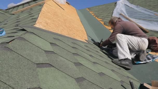 Yumuşak çatı Zona. Konut bir evin çatı tamiri. yumuşak döşeme yükleme. hasarlı çatının kısmi yedek. Nokta onarım. Çatı malzemesi yüzeyine çivileme — Stok video