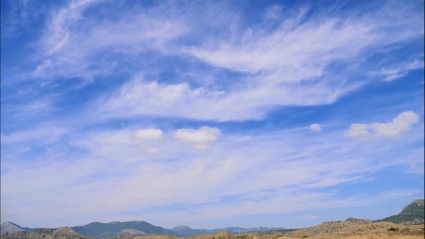 Montagne contro il cielo blu con nuvole bianche. Le nuvole di cirri attraversano il cielo blu. migliori tipi di catene montuose. Bella vista sulle montagne. miglior video di scogliere ripide. posto migliore per un — Video Stock