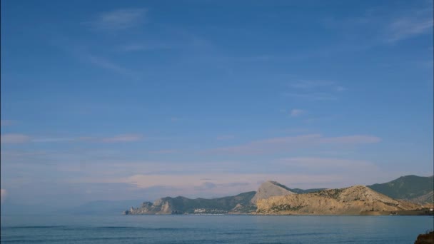 흰 구름과 푸른 하늘에 대하여 산입니다. 촉 모 구름 푸른 하늘에 걸쳐 실행합니다. 해안 최고의 전망입니다. 바다의 아름 다운 보기입니다. 산악 코스트의 최고의 비디오입니다. 위한 최고의 장소는 — 비디오