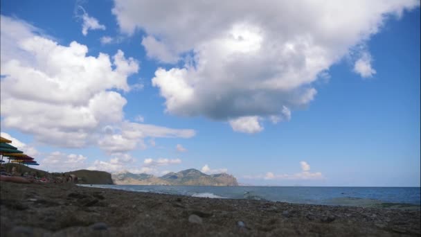 山上的蓝天与白云。卷云飘过蓝天。海岸的最佳景色。美丽的海景。山地海岸最好的视频。最好的地方 — 图库视频影像