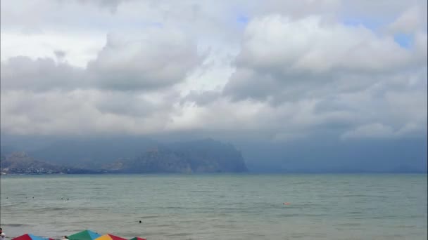 Montañas en el fondo de nubes grises. Nubes oscuras envuelven las cimas de las montañas. Las mejores vistas de la costa. Hermosa vista al mar. mejor vídeo de la costa montañosa. mejor lugar para un — Vídeo de stock