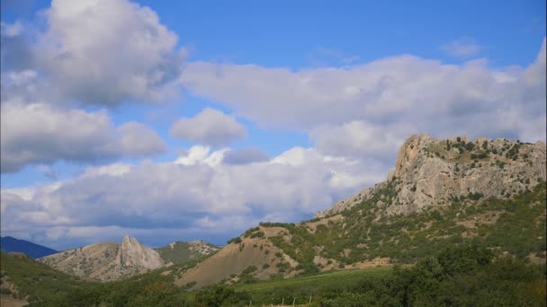 白い雲と青空と山。巻雲の雲は、青い空を横切って実行します。山の範囲の最高のタイプ。山々 の美しい景色。急な崖の最高のビデオ. — ストック動画