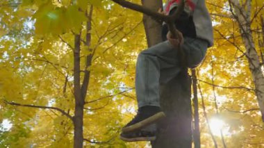 Sonbahar. Sarı yapraklar küçük çocuklarda. Çocuklar sokakta düşen yapraklar ile oynamak. Sonbahar grove ağaç ve maples. Mutlu çocuklar sokakta. Güneş ışığı sarı tatili