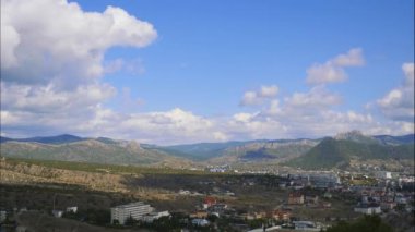 Mavi gökyüzü ile beyaz bulutlar dağlar. Cirrus bulutlar mavi gökyüzünde çalıştırmak.