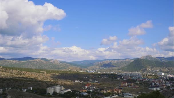 Montañas contra el cielo azul con nubes blancas. Nubes Cirrus corren a través del cielo azul . — Vídeos de Stock