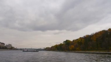 Moskova Nehri boyunca yürümek. Moskova, Bogdan Khmelnitsky Köprüsü, bir cam yaya köprüsü. Pozdnya sonbahar masa üstü bentleri. Gezilebilir yürüyen nehir. zaman atlamalı
