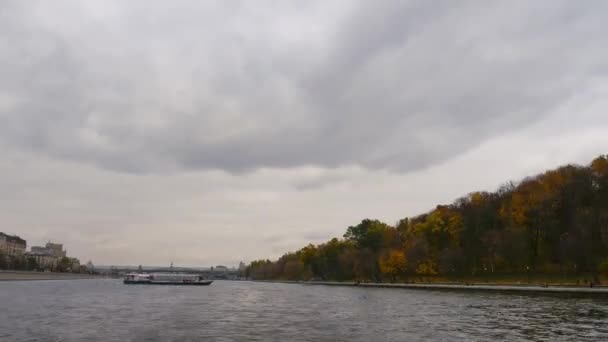 Passeggiata lungo il fiume Mosca. Mosca, ponte Bogdan Khmelnitsky, un ponte pedonale in vetro. Pozdnya autunno da tavolo argini. Fiume navigabile a piedi. lasso di tempo — Video Stock