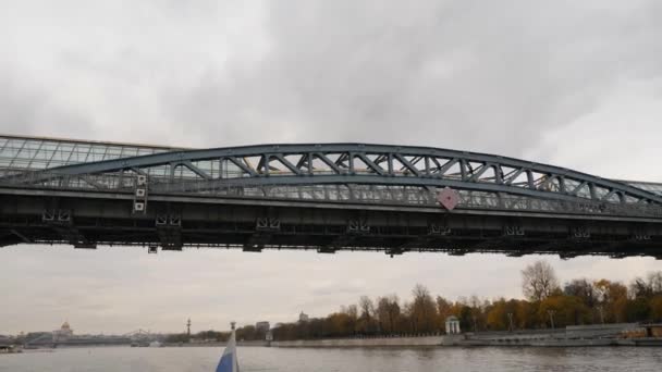 Moscú, puente Bogdan Khmelnitsky, un puente peatonal de cristal. Caminar por el río Moscú — Vídeos de Stock