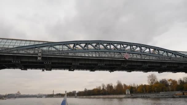 Mosca, ponte Bogdan Khmelnitsky, un ponte pedonale in vetro. Passeggiata lungo il fiume Mosca — Video Stock