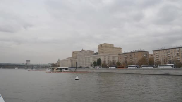 Moskou, ministerie van defensie van de Russische Federatie. Uitzicht vanaf de Moskou-rivier over de Froenze Embankment. Camera in beweging. Ministerie van defensie, leger van Rusland, Russisch Fediration. — Stockvideo