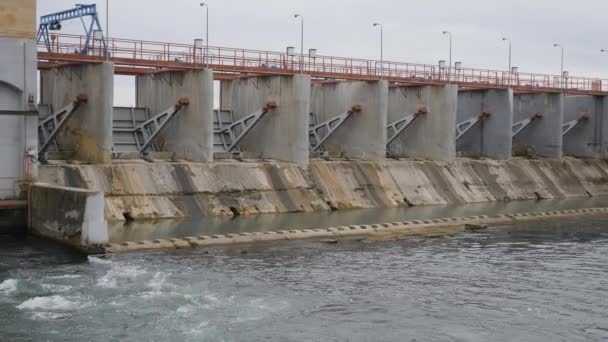 Hydrosiłownie elektryczne. elektrownią. Fotografowania na zewnątrz pomieszczenia hydrauliczne. kamery w ruchu. Korzystanie z zasobów odnawialnych źródeł rzeki produkcji odnawialnej energii elektrycznej. Jesień, niskiej wody, woda — Wideo stockowe