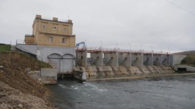 Hidroelektrik Santrali. Hidro elektrik santrali. Hidrolik odasının dışında çekim. Kamera çekimde. Nehir yenilenebilir kaynakları kullanarak sürdürülebilir elektrik üretim. Sonbahar, düşük su, su