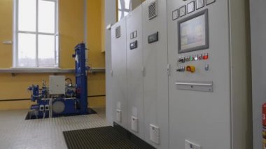 Hidroelektrik Santrali. Hidro elektrik santrali. Işıkları yanan ile uzaktan kumanda. Nehir yenilenebilir kaynakları kullanarak sürdürülebilir elektrik üretim. Hidrolik odanın içinde ateş. kamerada