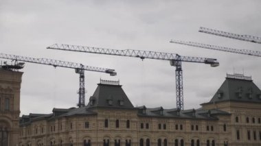 Kızıl Meydan, Moskova, Rusya Federasyonu. Ticaret satır veya Savunma Bakanlığı önceki ikinci evi orta. Eski şehir merkezinin yeniden inşası. Arka plan gri gökyüzü kule vinç çalışma
