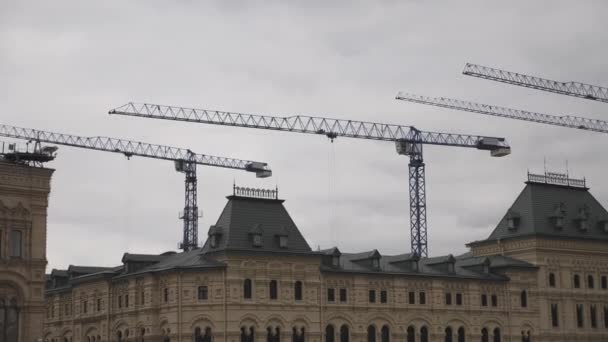 Plaza Roja, Moscú, Rusia. Middle Trading Rows o la anterior Segunda Casa del Ministerio de Defensa. Reconstrucción del casco antiguo de la ciudad. grúas torre de trabajo sobre un fondo de cielo gris en el — Vídeos de Stock