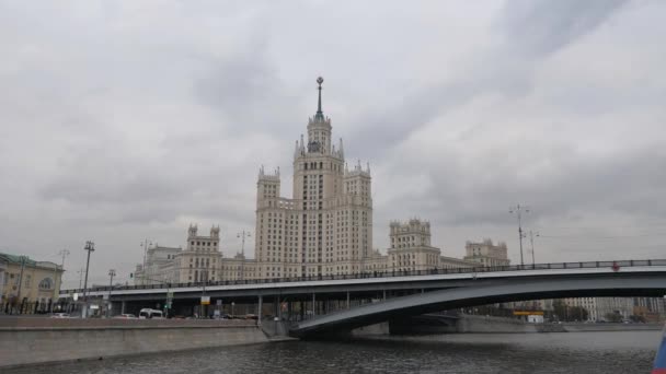 Stalin Vysotka na Kotelnicheskaya nábřeží pohled z řeky Moskvy. Pozdní podzim v hlavních městech nábřeží. Splavná řeka chodící. — Stock video