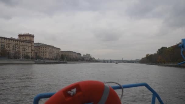 Moscú, finales de otoño en los muelles de las capitales. Navegable río a pie. peatonal, interior, puente peatonal de cristal sobre el río Moscú. Puente de Bogdan Khmelnitsky. Boya de vida roja a bordo de un placer — Vídeos de Stock