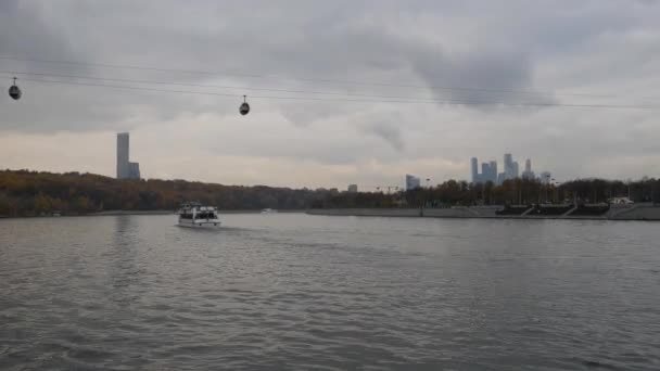 Moskauer Stadtblick vom Fluss aus. Spätherbst in den Hauptstädten Kais. Spätherbst in den Hauptstädten Kais. schiffbarer Fluss. schiffbarer Fluss. Turmbaukräne ragen über die — Stockvideo