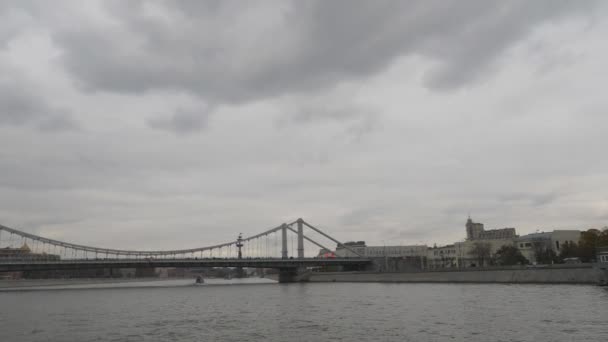 Krymsky most přes řeku Moskvu. Procházka podél řeky Moskvy s průchod pod mosty. — Stock video
