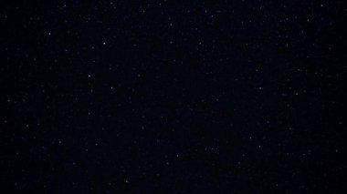 Yıldızlı gece gökyüzü. Karanlık gece gökyüzünde parlayan yıldız. Starfall açık yıldızlı gökyüzü üzerinde. Büyüleyici gözlük. Bulutsu ile gece gökyüzü. Zaman atlamalı. Çerçeve içinde hareket.