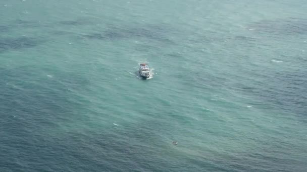 湾のボート。で波の上海洋ラグーン ヨット ボブス。海の波の上ボブスのラグーン ヨット. — ストック動画