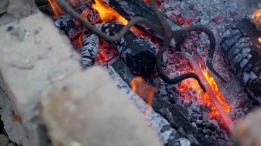 demirci metal çalışır. Usta, Highlander köyde özel smithy üzerinde. Günlükleri demirci ocağı yanan. Sıcak sıcak kütük keneler kullanarak Ocak dan yaptırmayı. Ağır çekim
