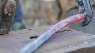 demirci metal çalışır. Usta, Highlander köyde özel smithy üzerinde. Balyoz sıcak metal üzerinde darbeler. kütük gaz anahtarı ile düzenlenmektedir. Ağır çekim