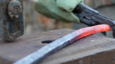 demirci metal çalışır. Usta, Highlander köyde özel smithy üzerinde. Balyoz sıcak metal üzerinde darbeler. kütük gaz anahtarı ile düzenlenmektedir. Ağır çekim. Full Hd