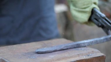 demirci metal çalışır. Usta, Highlander köyde özel smithy üzerinde. Demirci üzerinde forge bir balyoz yatıyor. Demirci ölçek bir sıcak metal balyozla vurdu. Yavaş