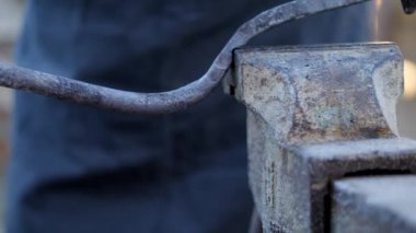 demirci metal çalışır. Usta, Highlander köyde özel smithy üzerinde. sıcak metal bir Yardımcısı üzerinde kesme darbeler ile kızak çekiç yardımıyla.