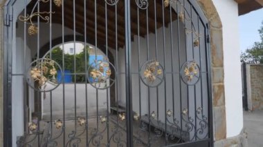 Şaraphane ana girişi. Dövme metal kapılar asma ile dekore edilmiştir. 4k