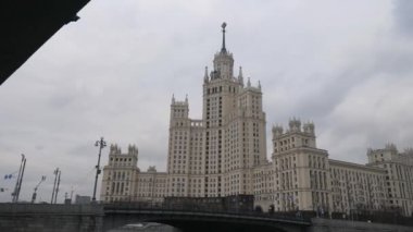 Stalin Vysotka Kotelnicheskaya setin görünümünden Moskova Nehri üzerinde. Başkentleri quays geç sonbaharda. Gezilebilir yürüyen Nehri.